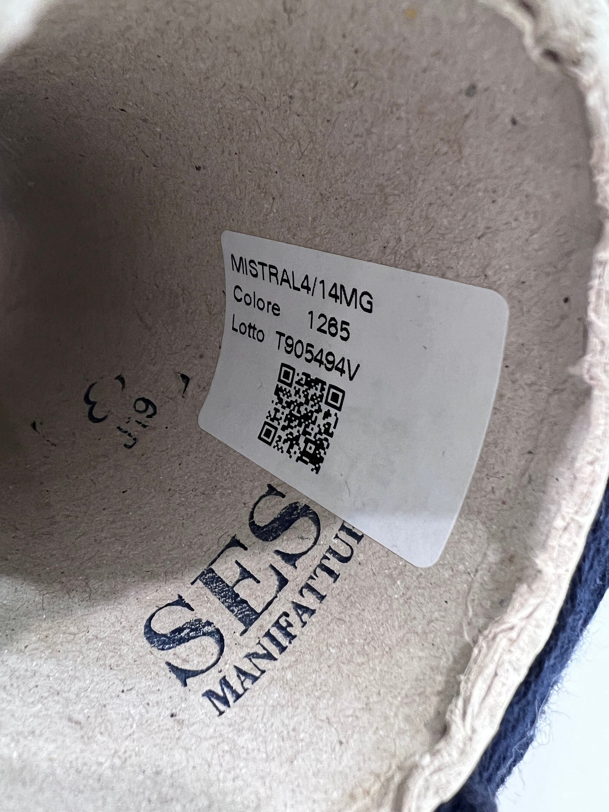 Merino wool yarn. 100% Sessia TWIN - Italian fine yarn at available at our Yarn Store in Canada, Machine Knitting. Color yarn: Navy (dark blue). This is a very soft merino wool yarn.