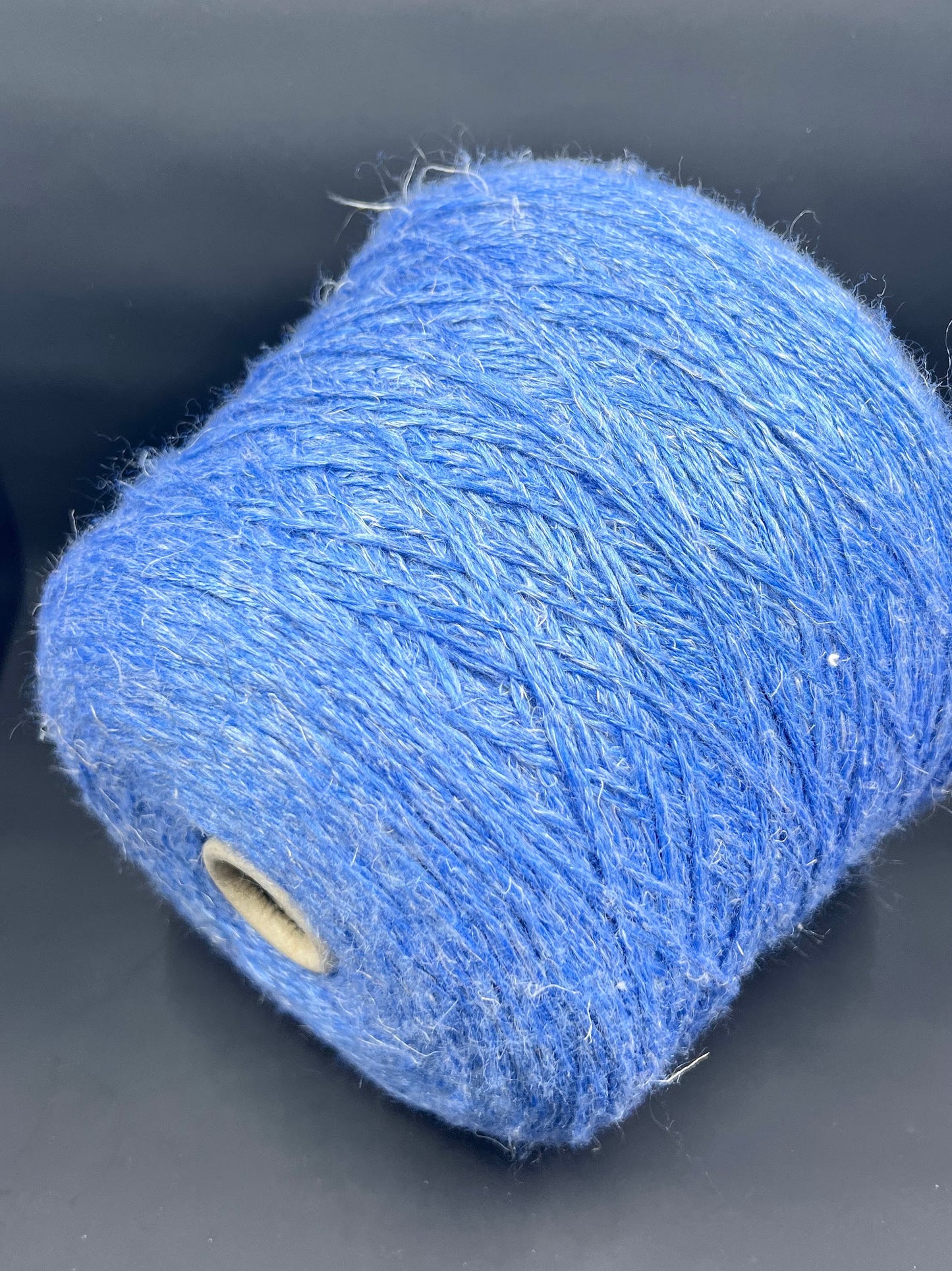 Merino Yarn 40%, Silk Yarn 30%, Lino Yarn 30%, Color Blue. Per 100 gr