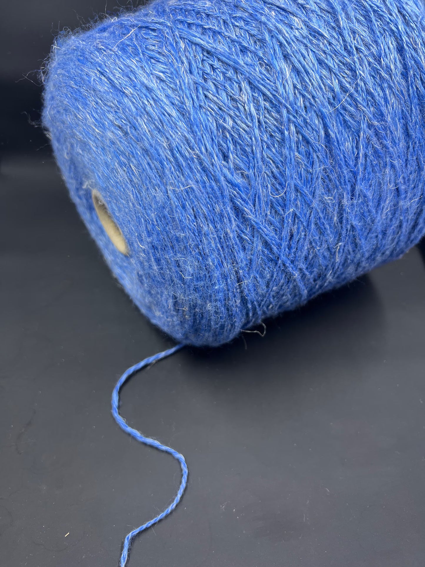 Merino Yarn 40%, Silk Yarn 30%, Lino Yarn 30%, Color Blue. Per 100 gr
