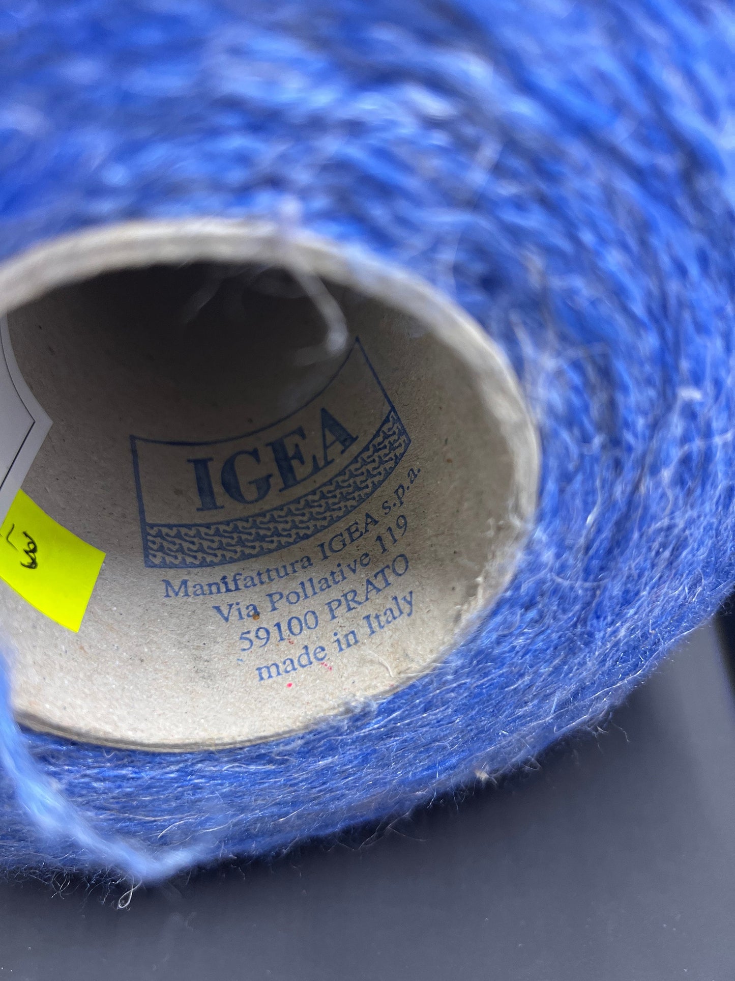 Merino Yarn 40%, Silk Yarn 30%, Lino Yarn 30%, Color Blue. Per 100 gr
