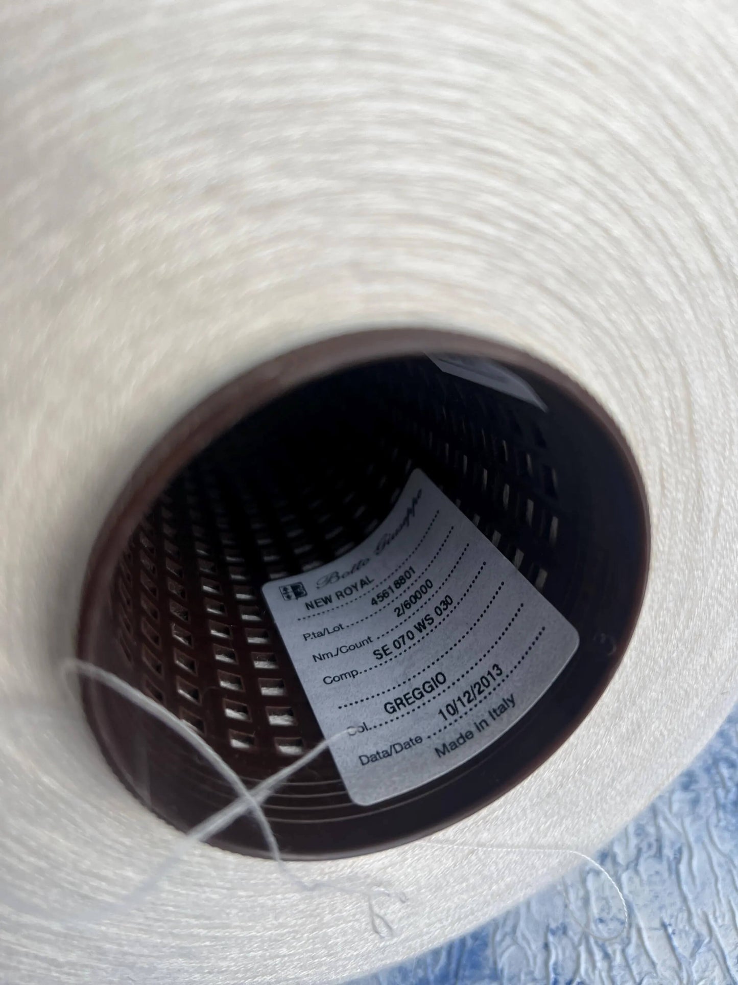 New Royal, Silk yarn 70%, Cashmere yarn 30%, Botto Giuseppe.White milk.Per 100 gr