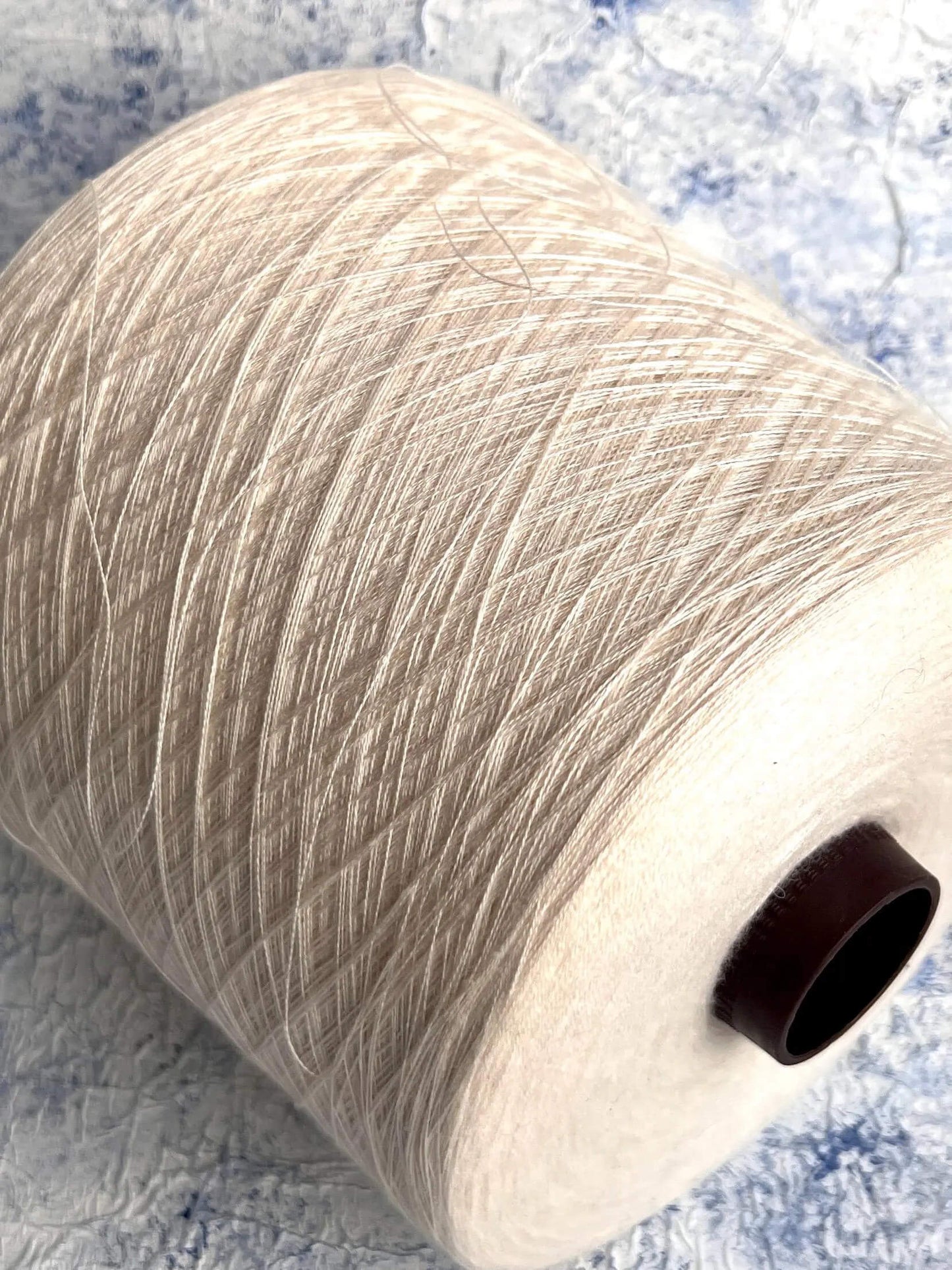 New Royal, Silk yarn 70%, Cashmere yarn 30%, Botto Giuseppe.White milk.Per 100 gr