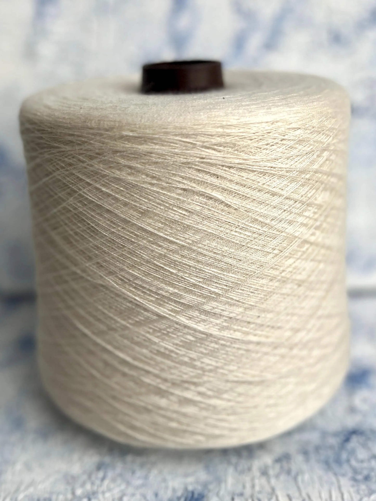 New Royal, Silk yarn 70%, Cashmere yarn 30%, Botto Giuseppe.White milk.Per 100 gr