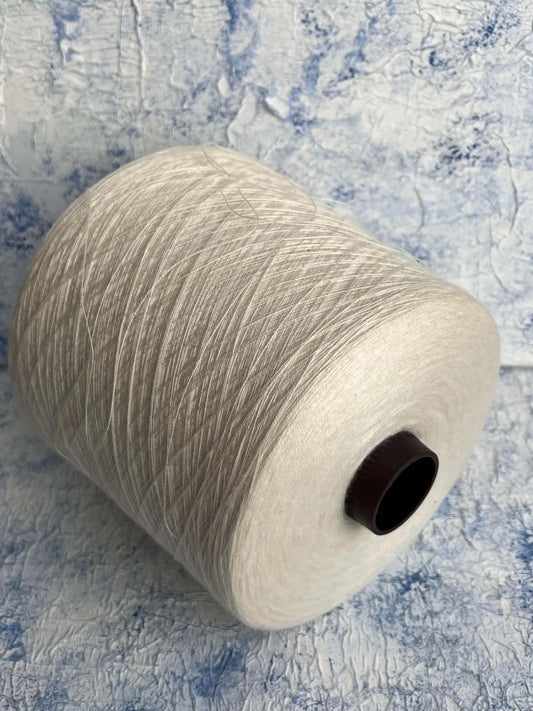New Royal, Silk yarn 70%, Cashmere yarn 30%, Botto Giuseppe.White milk.Per 100 gr