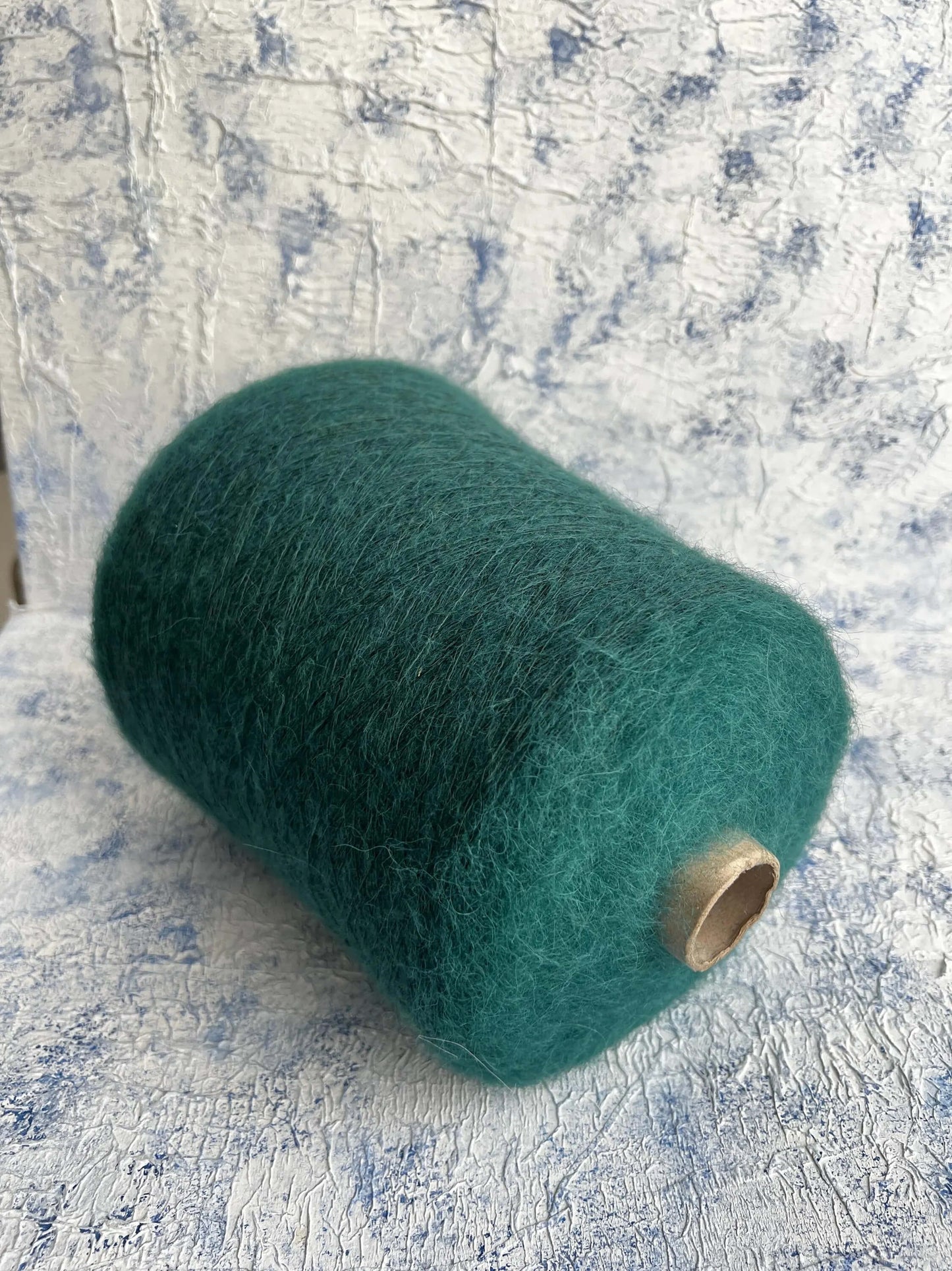 Alpaca yarn 42%, Viscosa yarn 21%, Nylon yarn 28%, Color Green. Per 100 gr