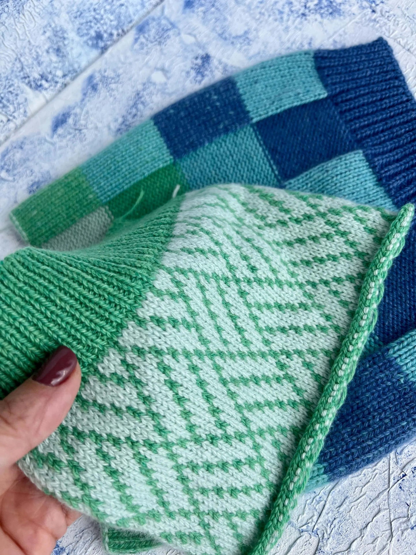 Cashmere yarn 40%, Silk yarn 40%, Merino yarn 20%,Color - Luminescent Beach.Per 100 gr