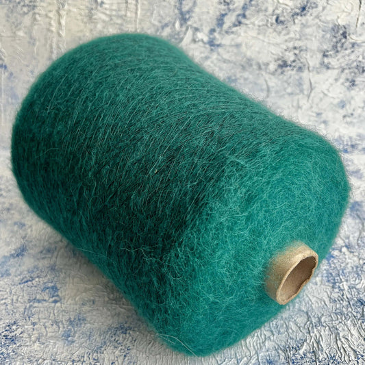 Alpaca yarn 42%, Viscosa yarn 21%, Nylon yarn 28%, Color Green. Per 100 gr