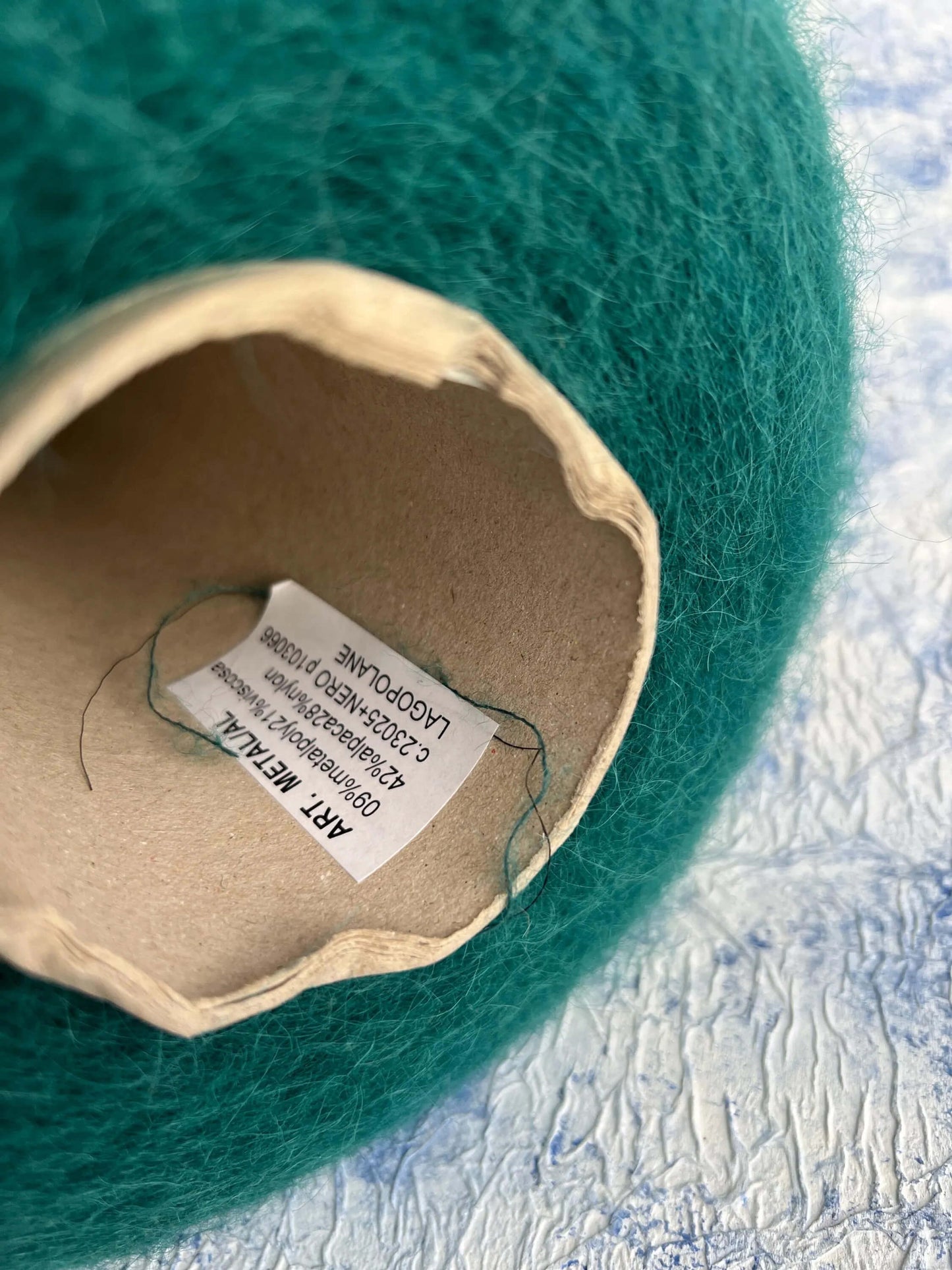 Alpaca yarn 42%, Viscosa yarn 21%, Nylon yarn 28%, Color Green. Per 100 gr