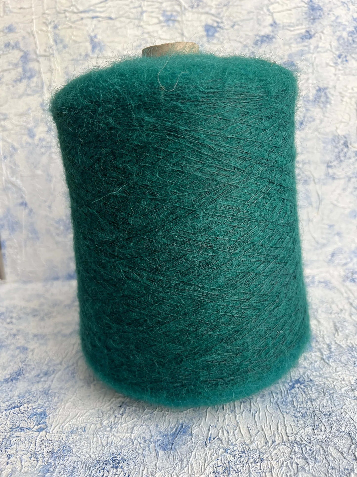 Alpaca yarn 42%, Viscosa yarn 21%, Nylon yarn 28%, Color Green. Per 100 gr