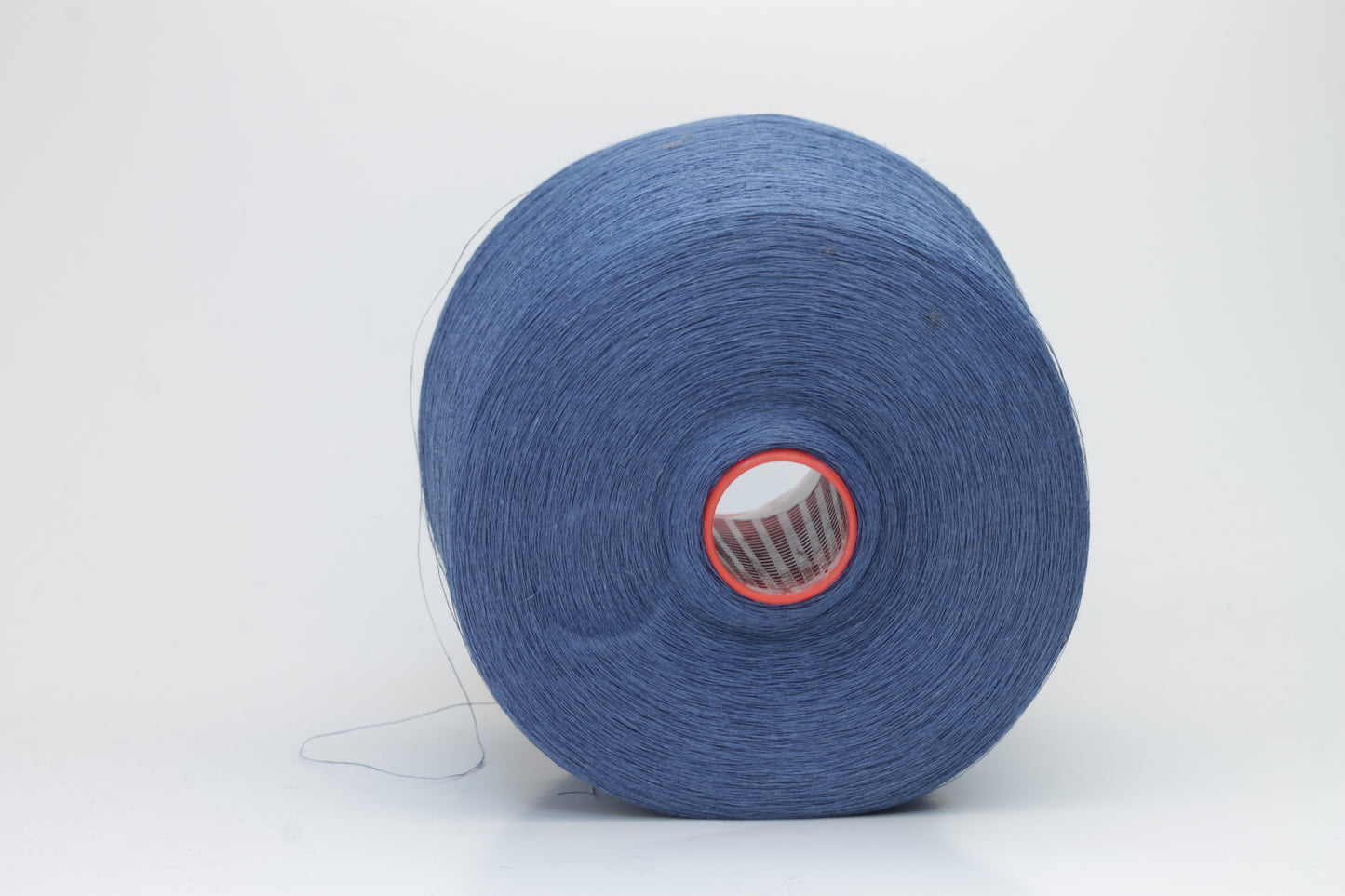 Fine, single-ply linen yarn in a rich Jeans. Reveals a crisp texture and subtle natural sheen, typical of pure linen fiber.