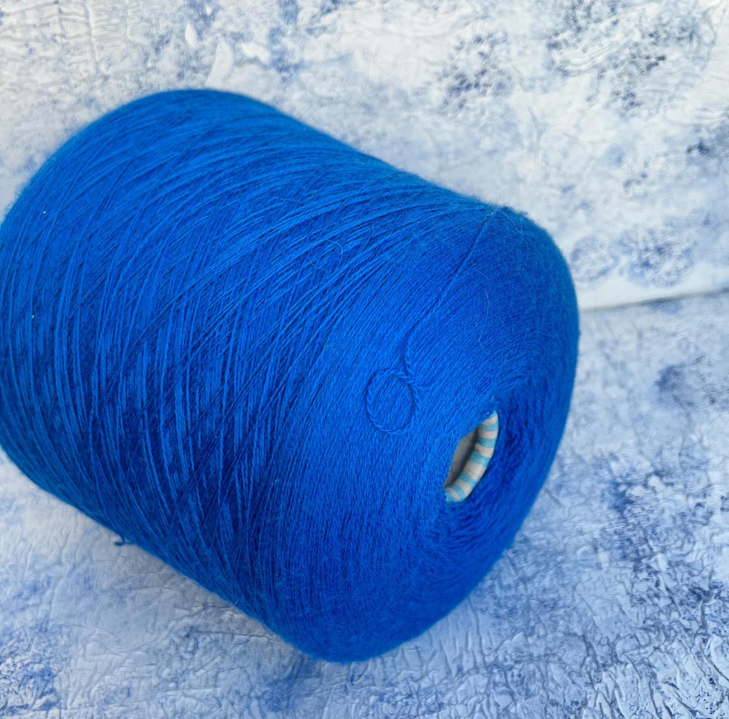 Merino yarn 100%, Biell Yarn Victoria. Color Blue. Per 100 gr