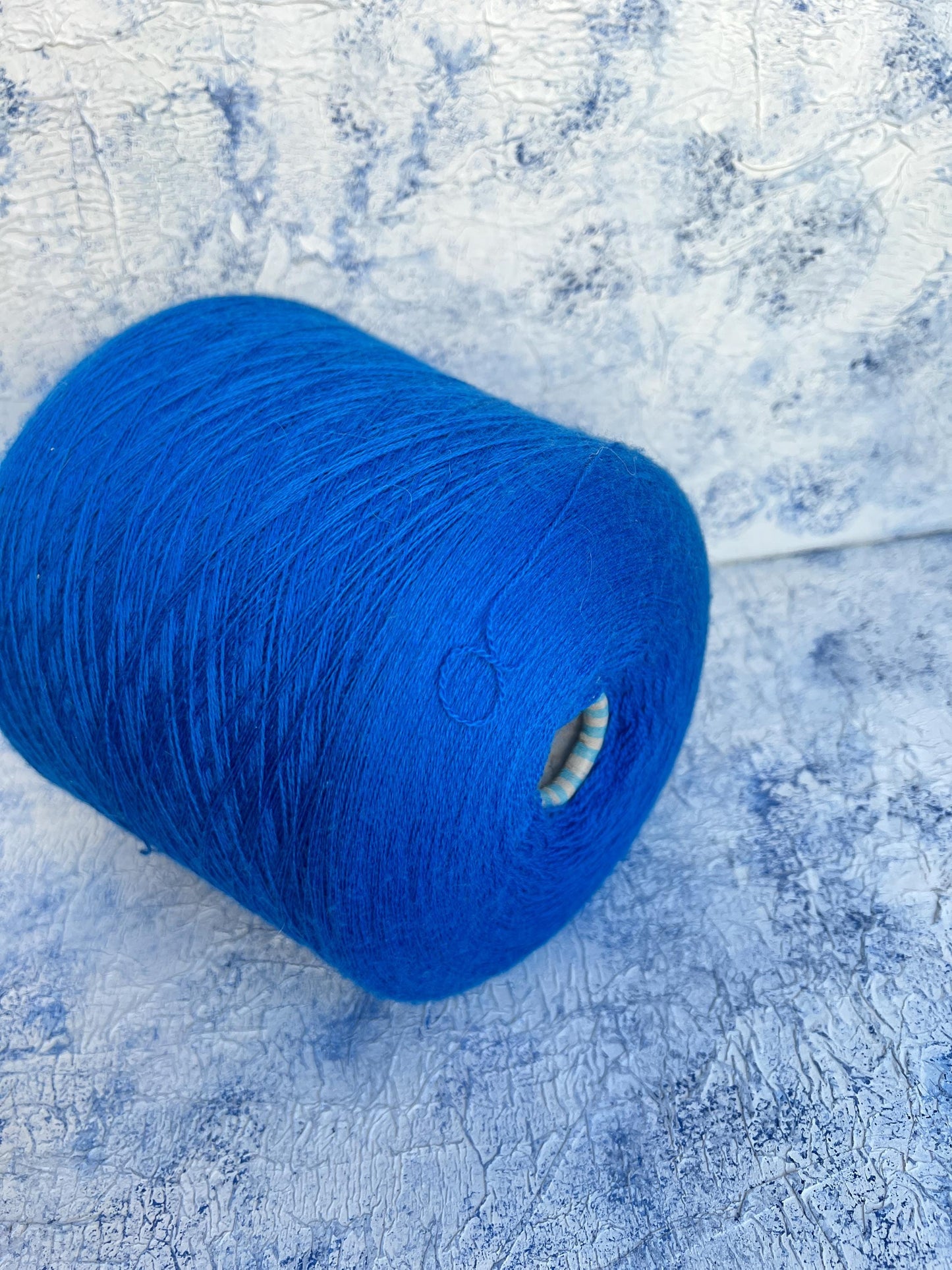 Merino yarn 100%, Biell Yarn Victoria. Color Blue. Per 100 gr