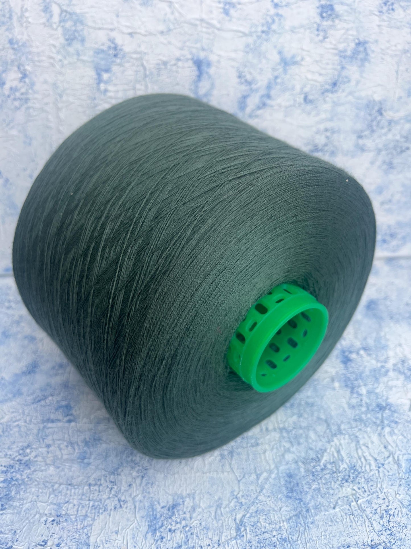 100% Merino yarn,Yarn for weaving or knitting. Color Green. Per 100 gr