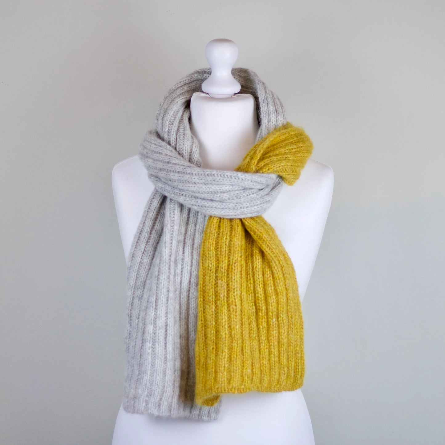 Easy knitting pattern scarf, Two-tone chinky knitting pattern scarf