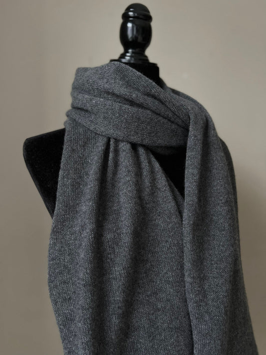 Premium Dark Gray Cashmere Scarf: Luxurious Warmth and Elegance