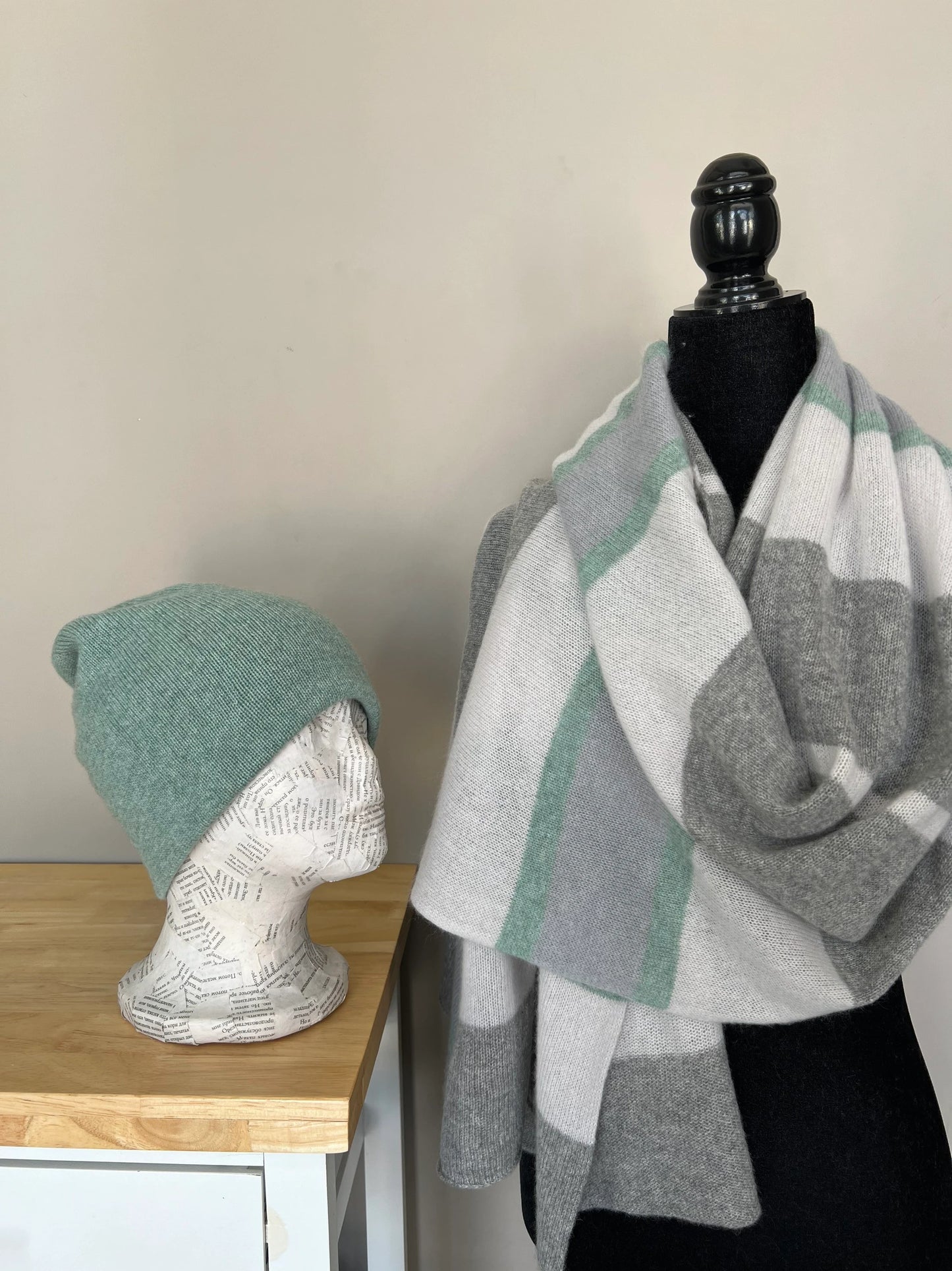 Handmade Premium Italian Cashmere Beanie and Scarf Set: Winter Luxury and Elegance