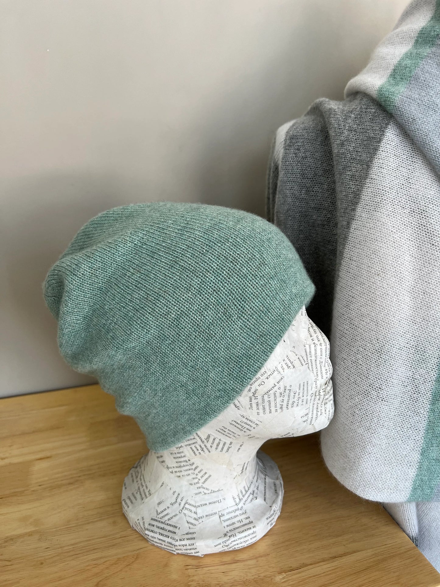 Handmade Premium Italian Cashmere Beanie and Scarf Set: Winter Luxury and Elegance