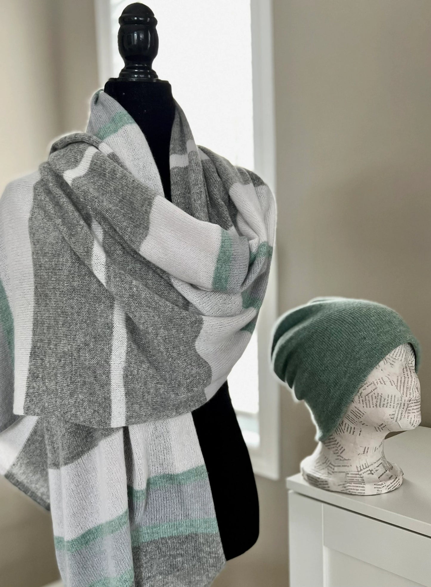 Handmade Premium Italian Cashmere Beanie and Scarf Set: Winter Luxury and Elegance