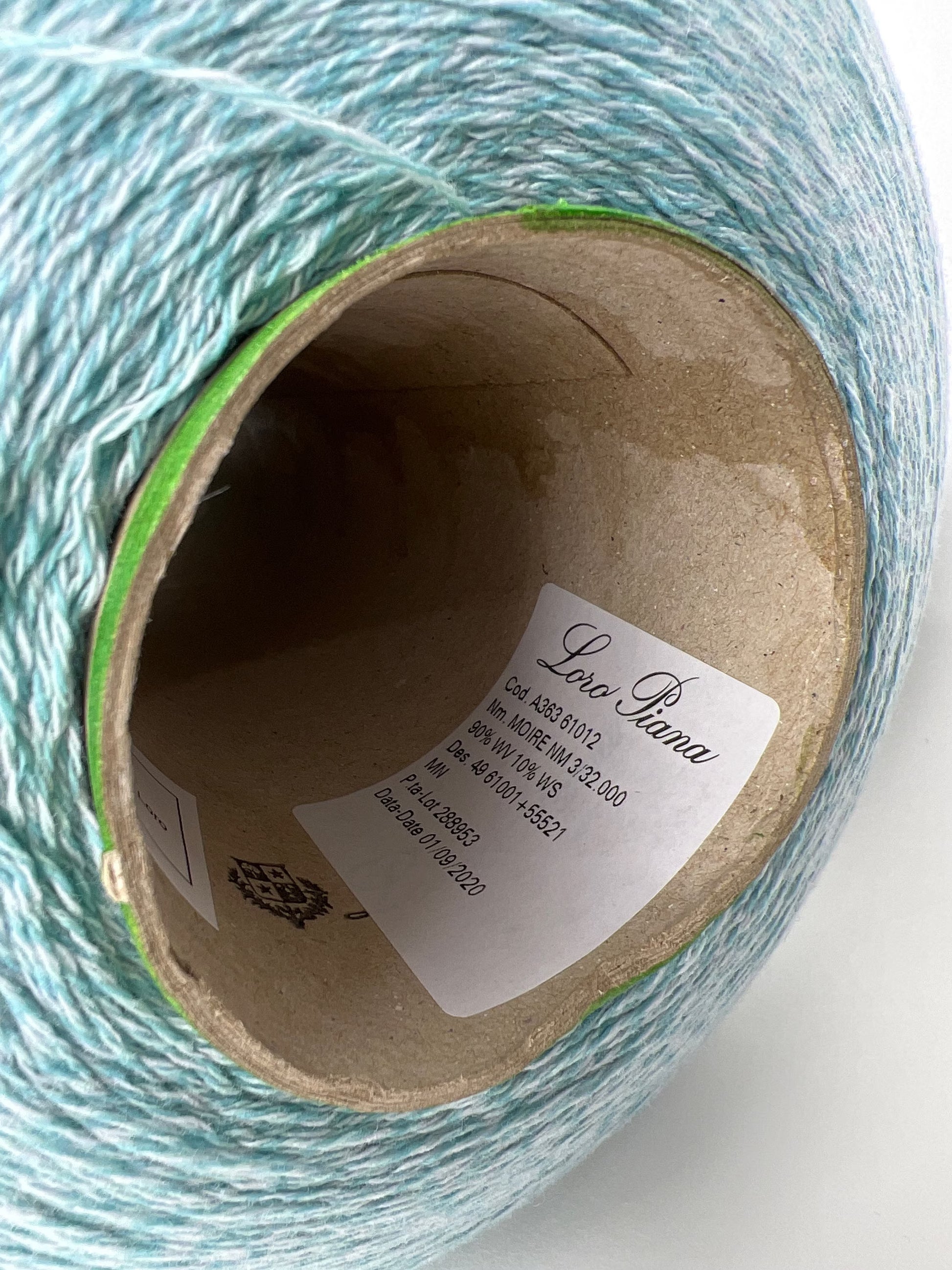 Italian Cashmere yarn and Merino soft wool yarn. Loro Piana yarn, art. MOIRE. Fibre: 90% Merino Wool Yarn, 10% Cashmere Yarn. Color: white&blue Melange. Introducing our luxurious soft wool cashmere blend yarn!