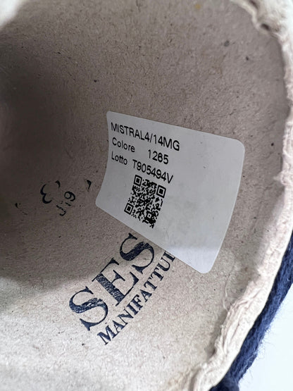 Merino wool yarn. 100% Sessia TWIN - Italian fine yarn at available at our Yarn Store in Canada, Machine Knitting. Color yarn: Navy (dark blue). This is a very soft merino wool yarn. 