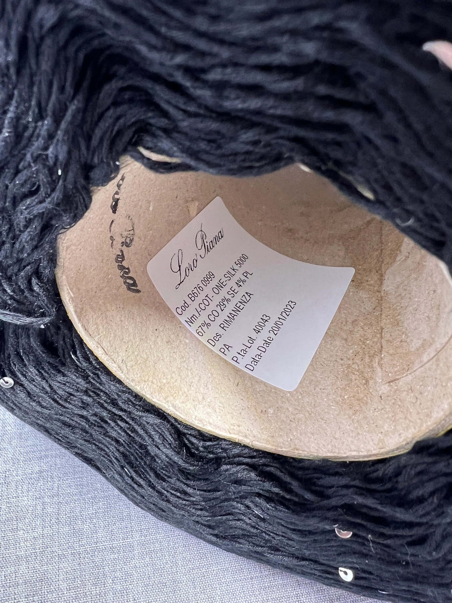 67% Cotton yarn, 29% Silk yarn, 4% Pl yarn, Loro Piana yarn, Nero. per 100 gr