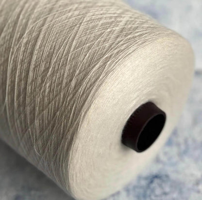 New Royal, Silk yarn 70%, Cashmere yarn 30%, Botto Giuseppe.White milk.Per 100 gr