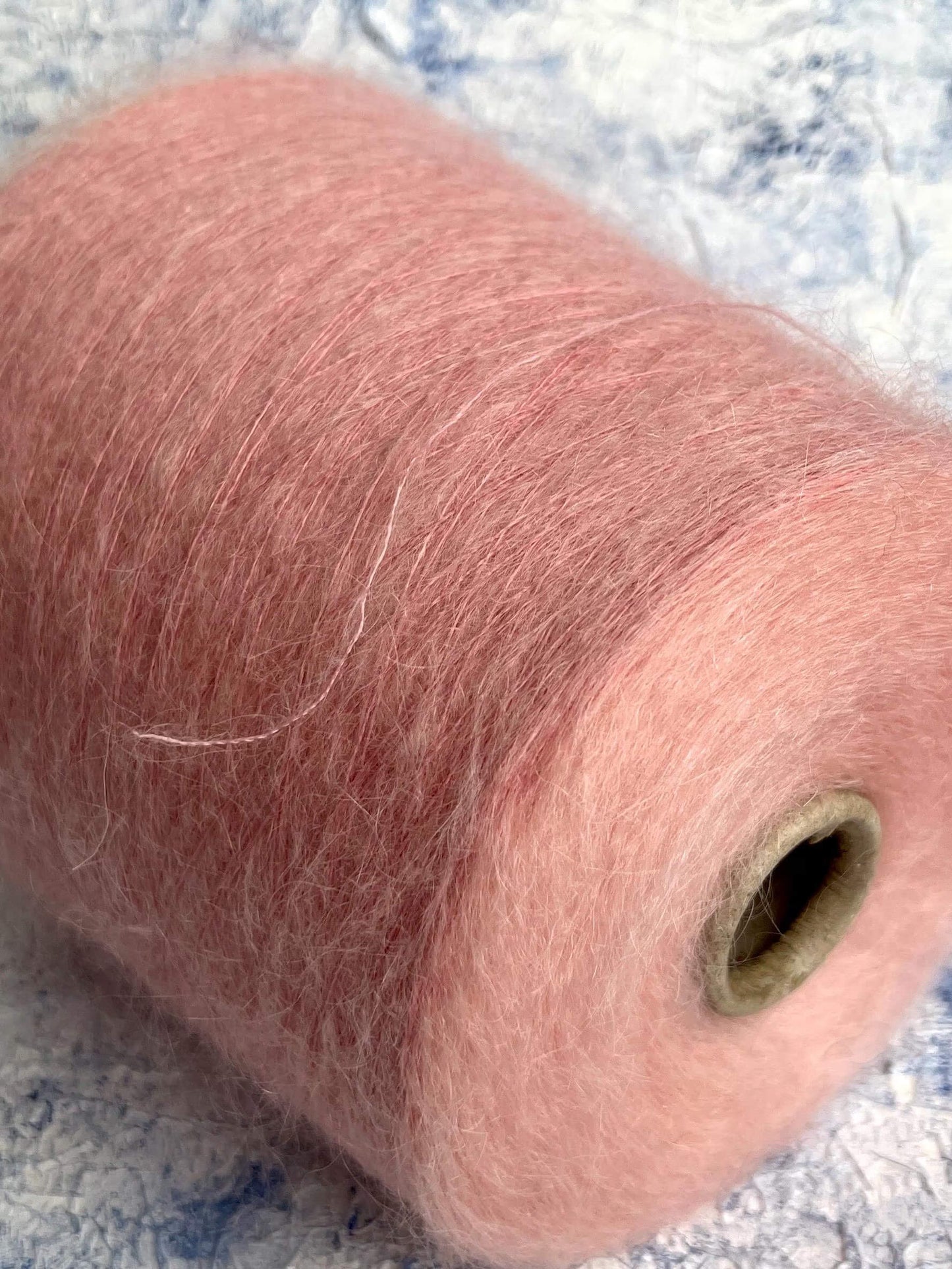 Super Kid Mohair yarn 67%, PA Yarn 30%, Merino yarn 3%. Color Rosa. Per 100 gr