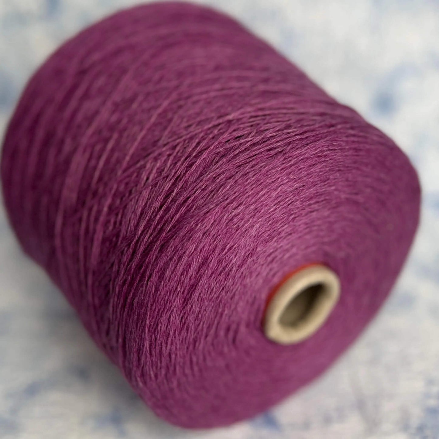 Cashmere yarn 40%, Silk yarn 40%, Merino yarn 20%. Alba Filcom, Color-Hitachi Seaside Park.Per 100 gr