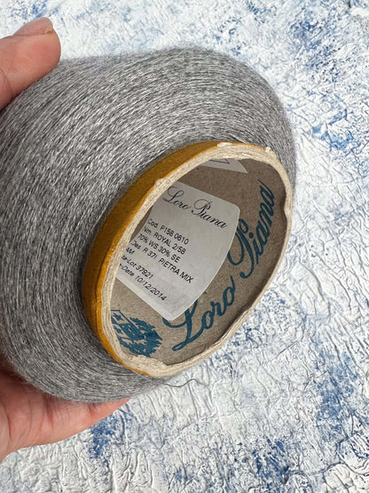 Cashmere yarn 70%, Silk yarn 30%, Royal Loro Piana yarn, Color Gray. Per 100 gr