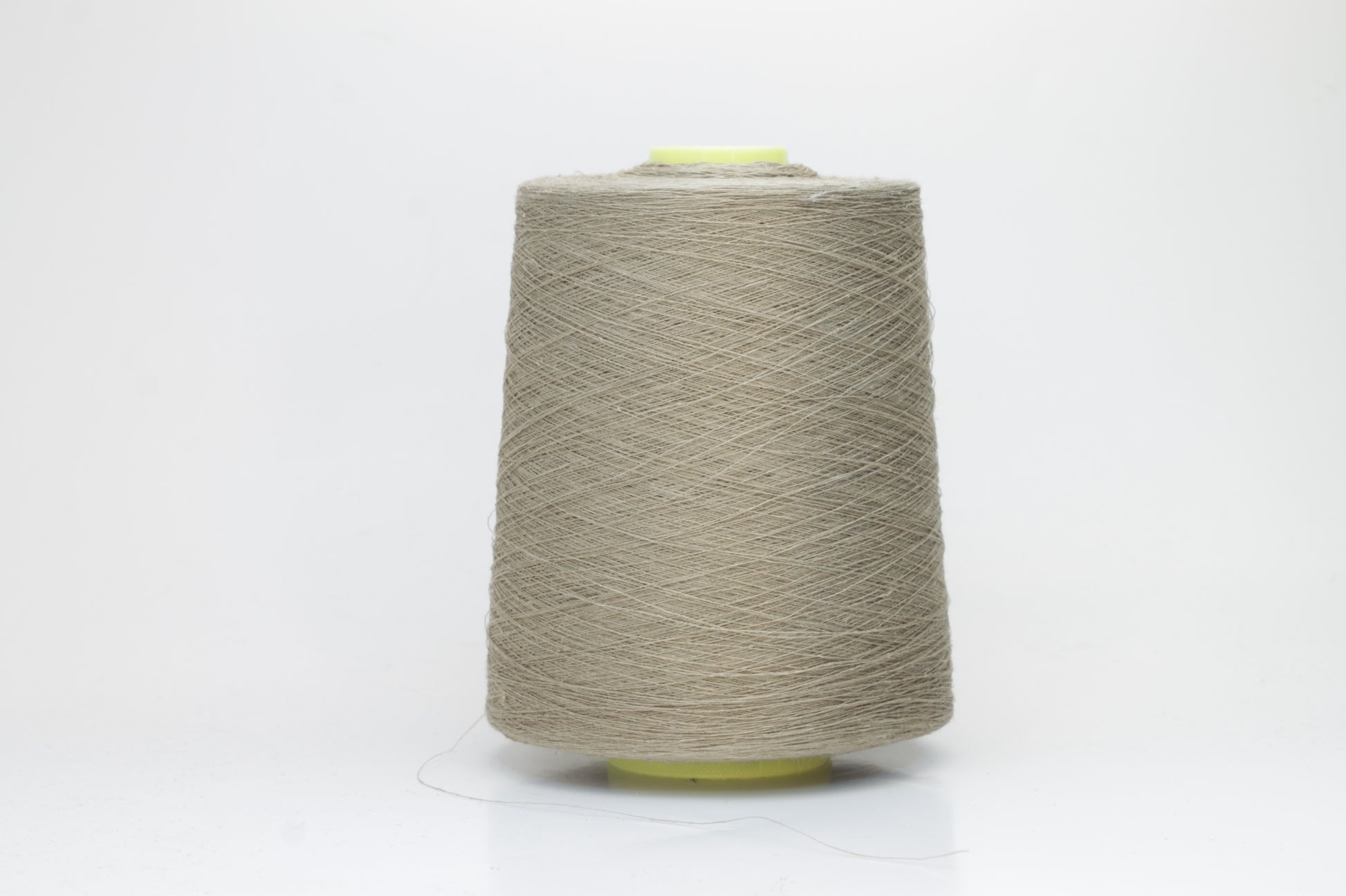 Fine, single-ply linen yarn in a rich Amadeo. Reveals a crisp texture and subtle natural sheen, typical of pure linen fiber.