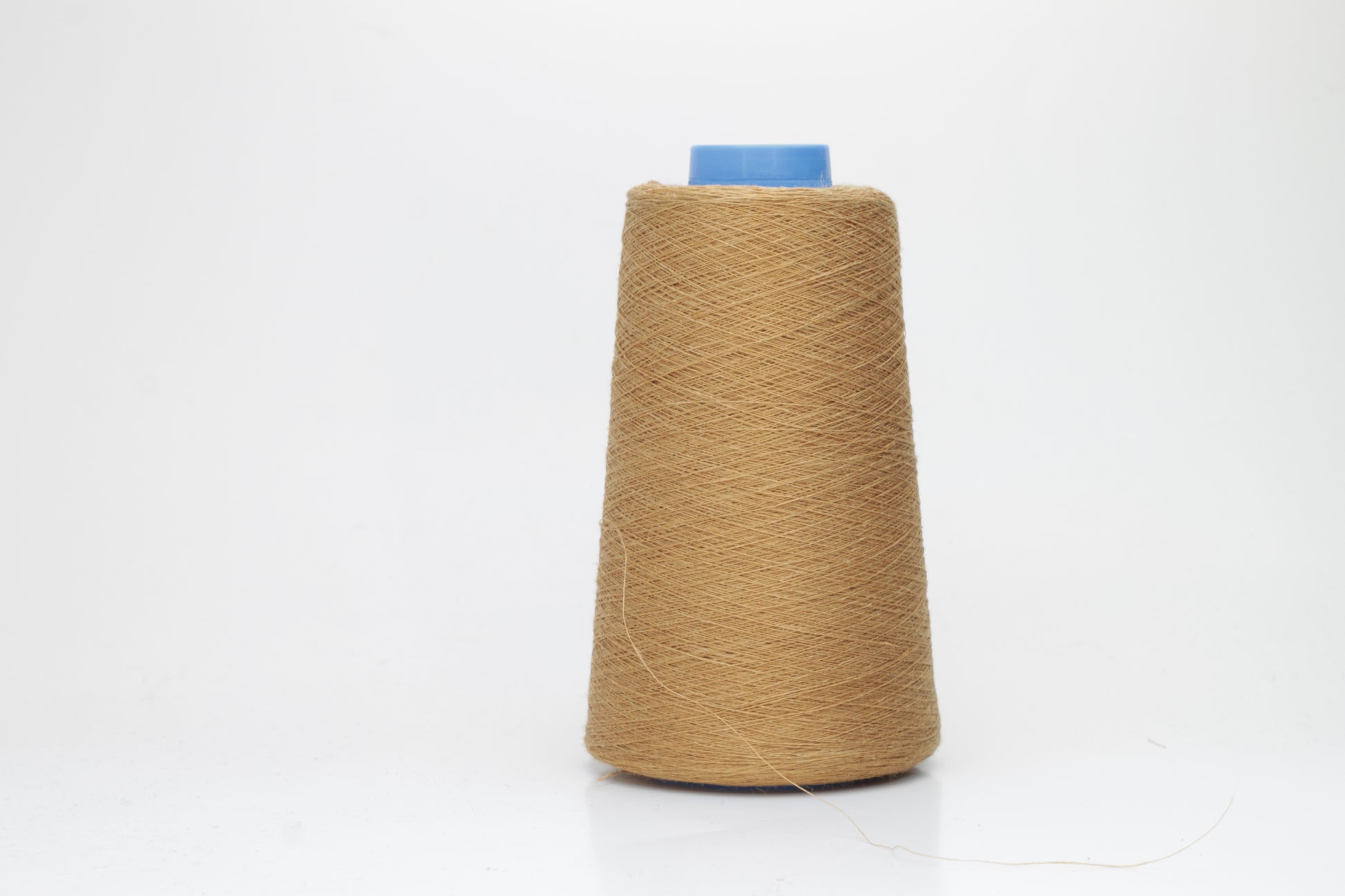 Fine, single-ply linen yarn in a rich Camel Brown. Reveals a crisp texture and subtle natural sheen, typical of pure linen fiber.