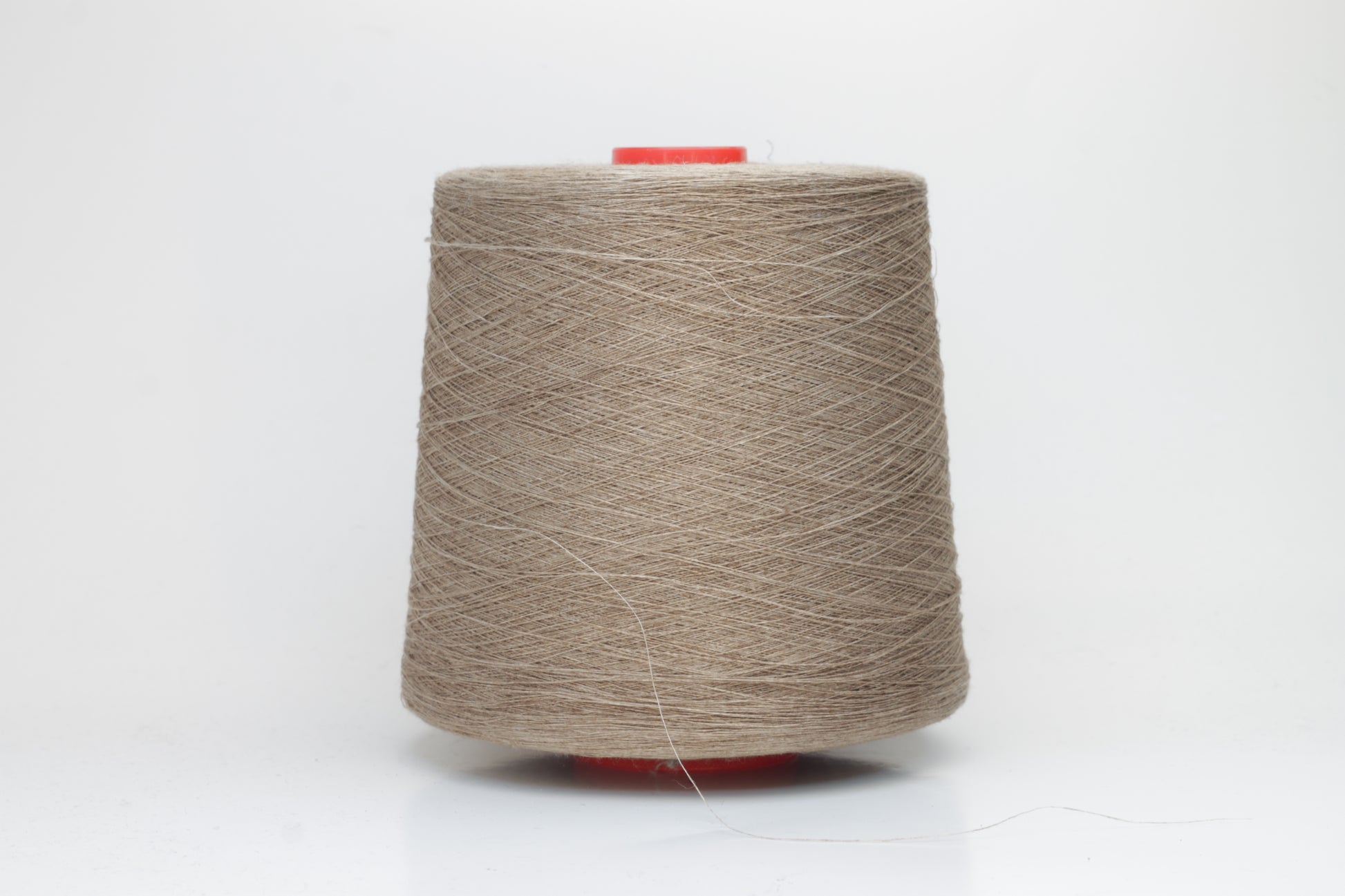 Fine, single-ply linen yarn in a rich Natural Taupe. Reveals a crisp texture and subtle natural sheen, typical of pure linen fiber.
