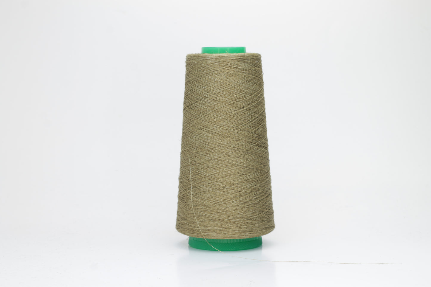Fine, single-ply linen yarn in a rich Deserto. Reveals a crisp texture and subtle natural sheen, typical of pure linen fiber.