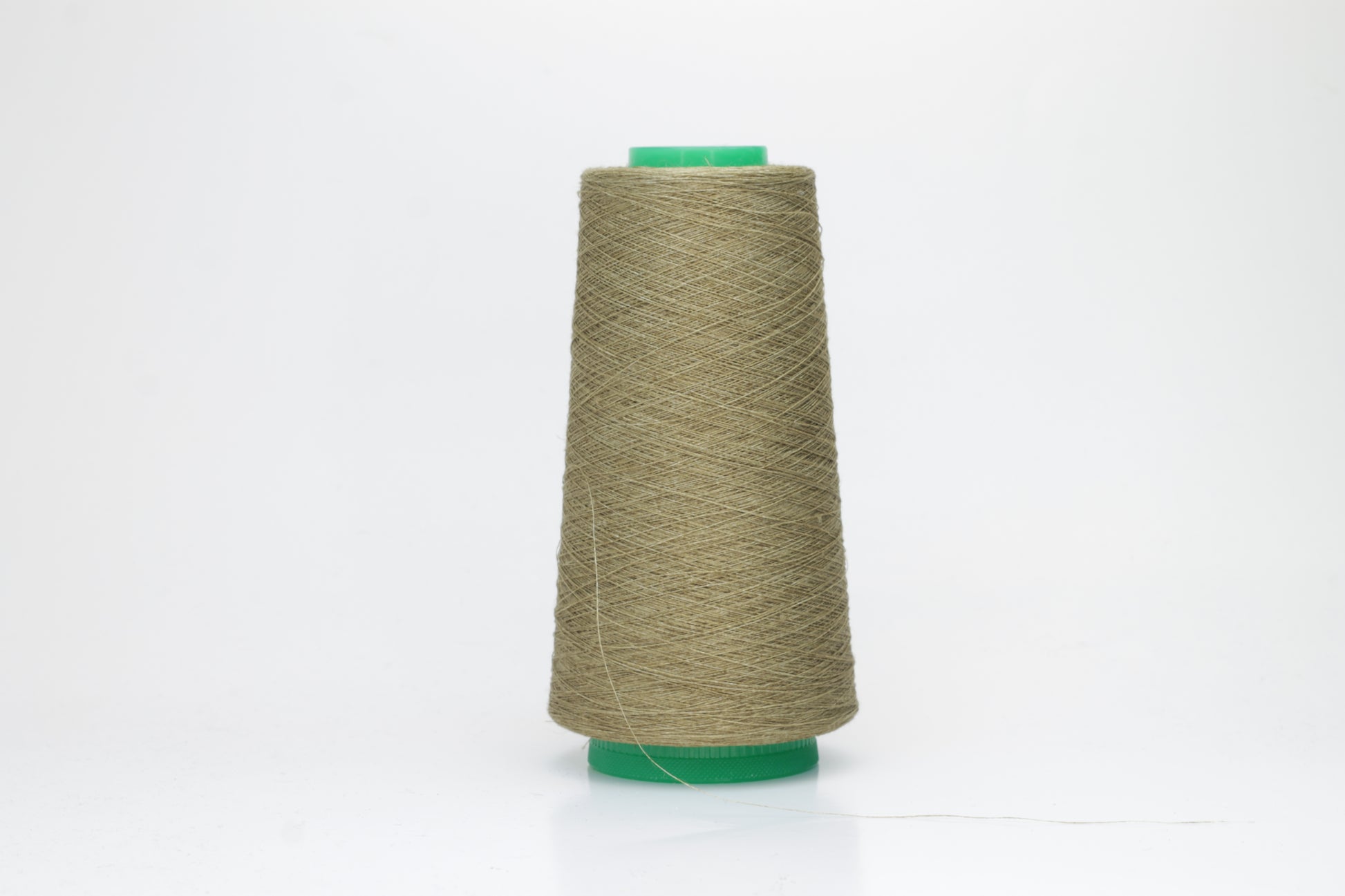 Fine, single-ply linen yarn in a rich Deserto. Reveals a crisp texture and subtle natural sheen, typical of pure linen fiber.