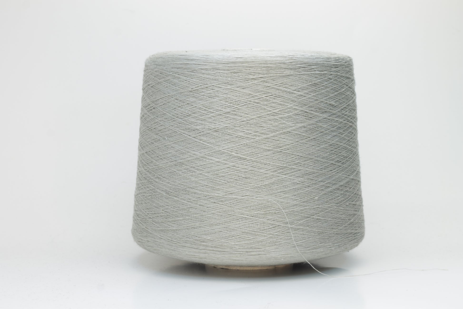 Fine, single-ply linen yarn in a rich Silver. Reveals a crisp texture and subtle natural sheen, typical of pure linen fiber.