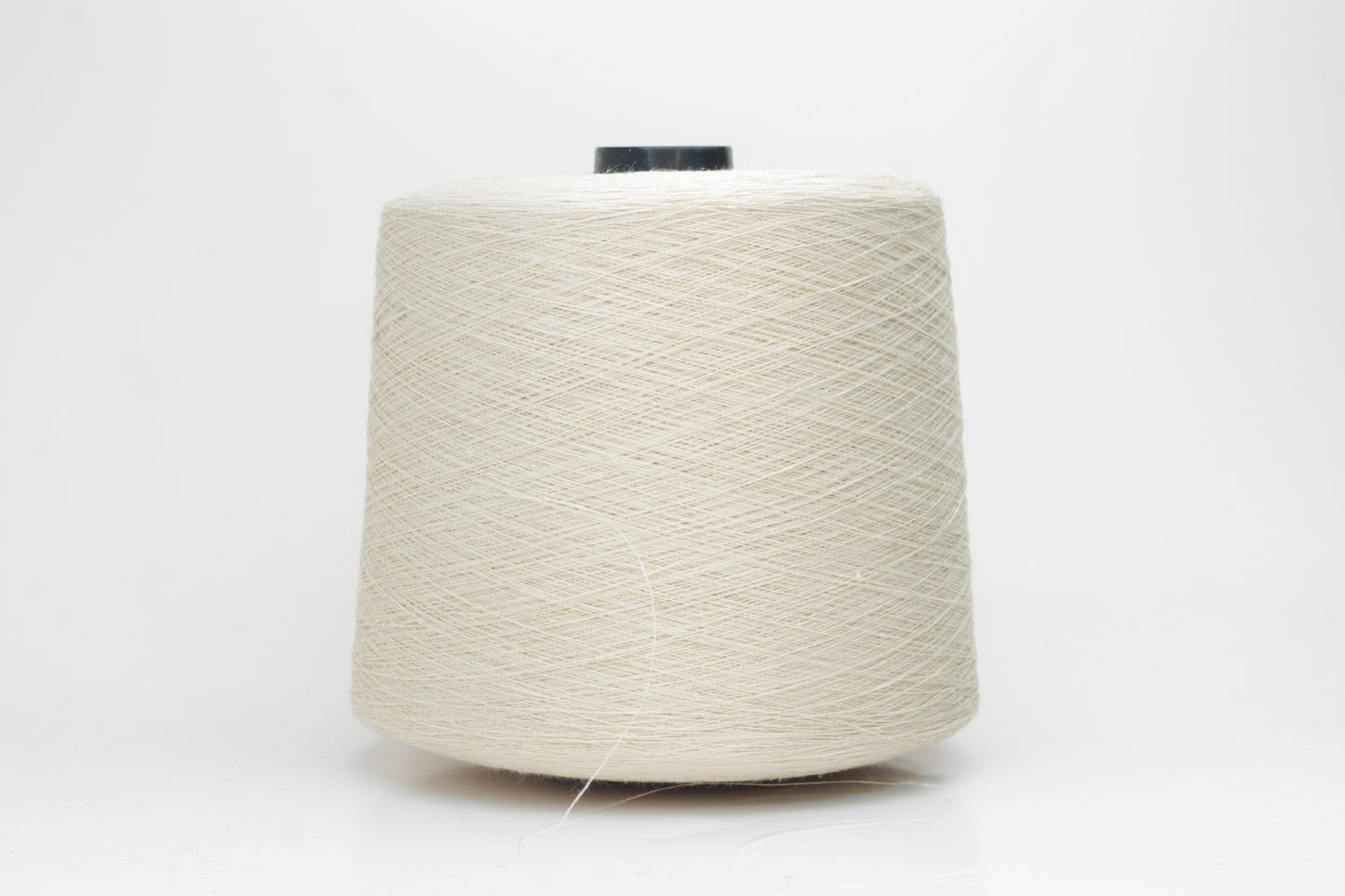 Fine, single-ply linen yarn in a rich Avorio. Reveals a crisp texture and subtle natural sheen, typical of pure linen fiber.