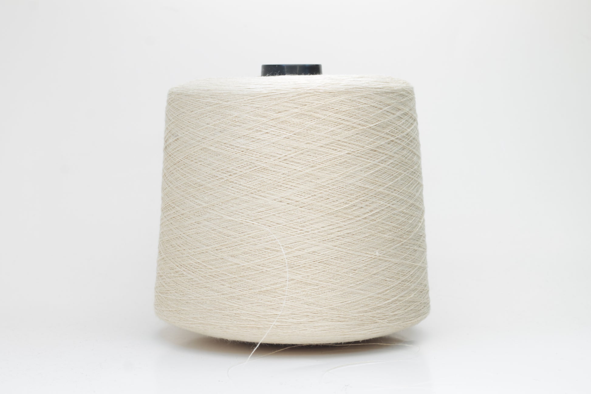 Fine, single-ply linen yarn in a rich Avorio. Reveals a crisp texture and subtle natural sheen, typical of pure linen fiber.