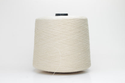 Fine, single-ply linen yarn in a rich Avorio. Reveals a crisp texture and subtle natural sheen, typical of pure linen fiber.