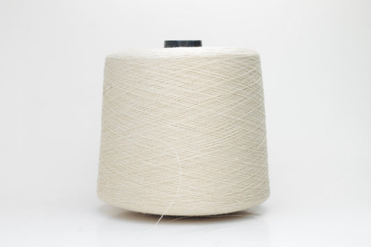 Fine, single-ply linen yarn in a rich Avorio. Reveals a crisp texture and subtle natural sheen, typical of pure linen fiber.