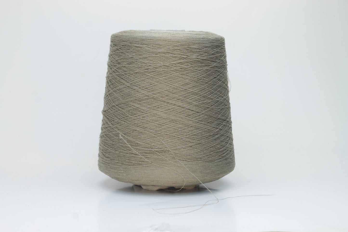 A skein of natural, undyed linen-polyamide yarn in an earthy beige. Features fine, even strands with a subtle organic texture and gentle luster.