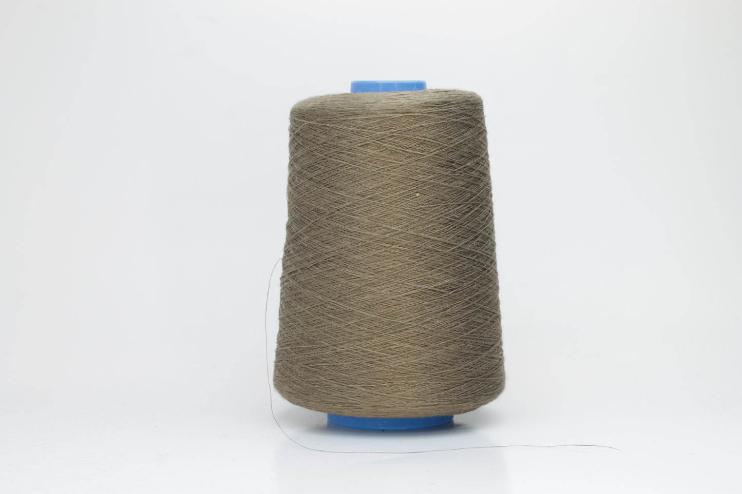 Fine, single-ply linen yarn in a rich Sughero. Reveals a crisp texture and subtle natural sheen, typical of pure linen fiber.
