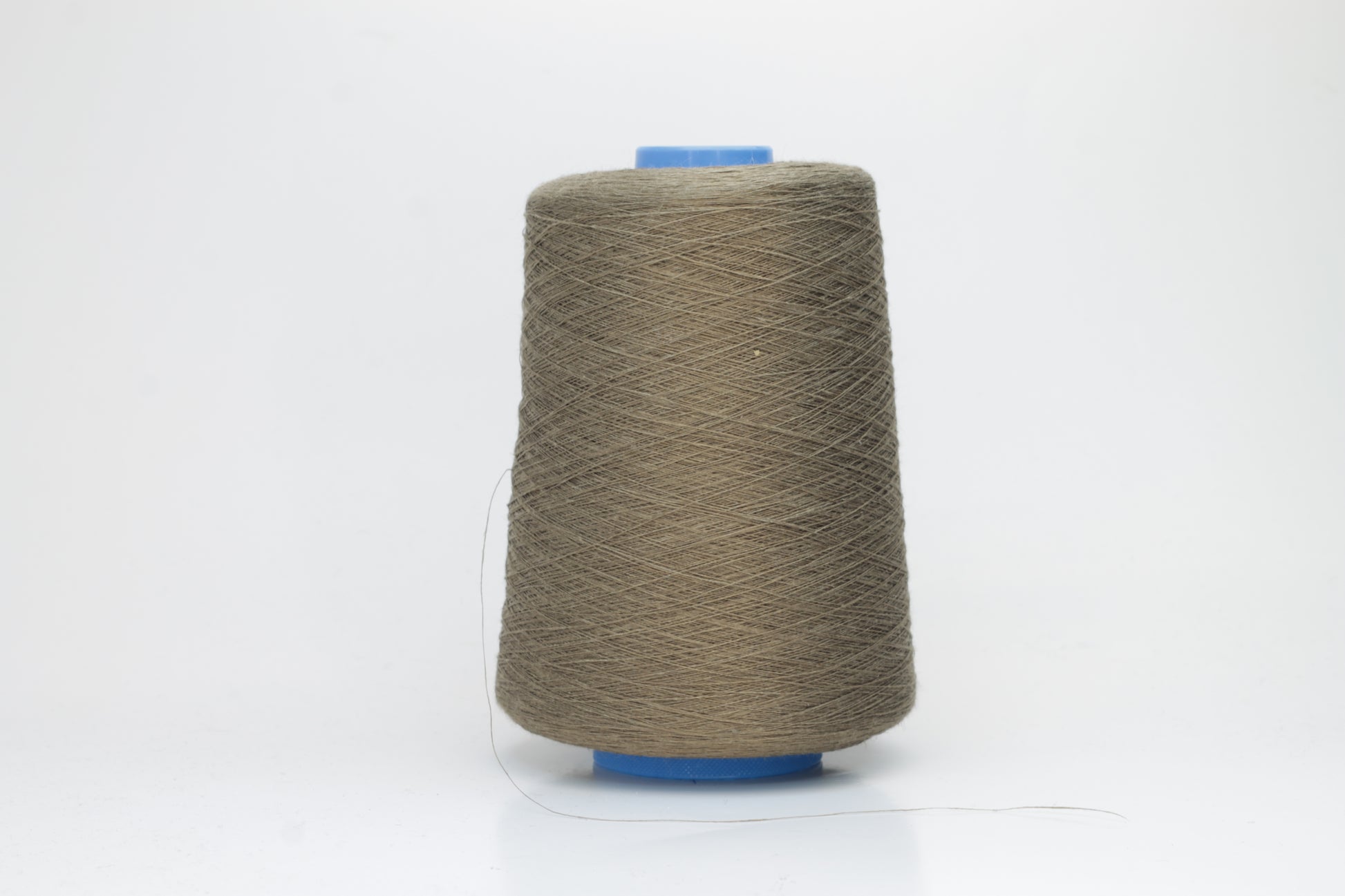 Fine, single-ply linen yarn in a rich Sughero. Reveals a crisp texture and subtle natural sheen, typical of pure linen fiber.