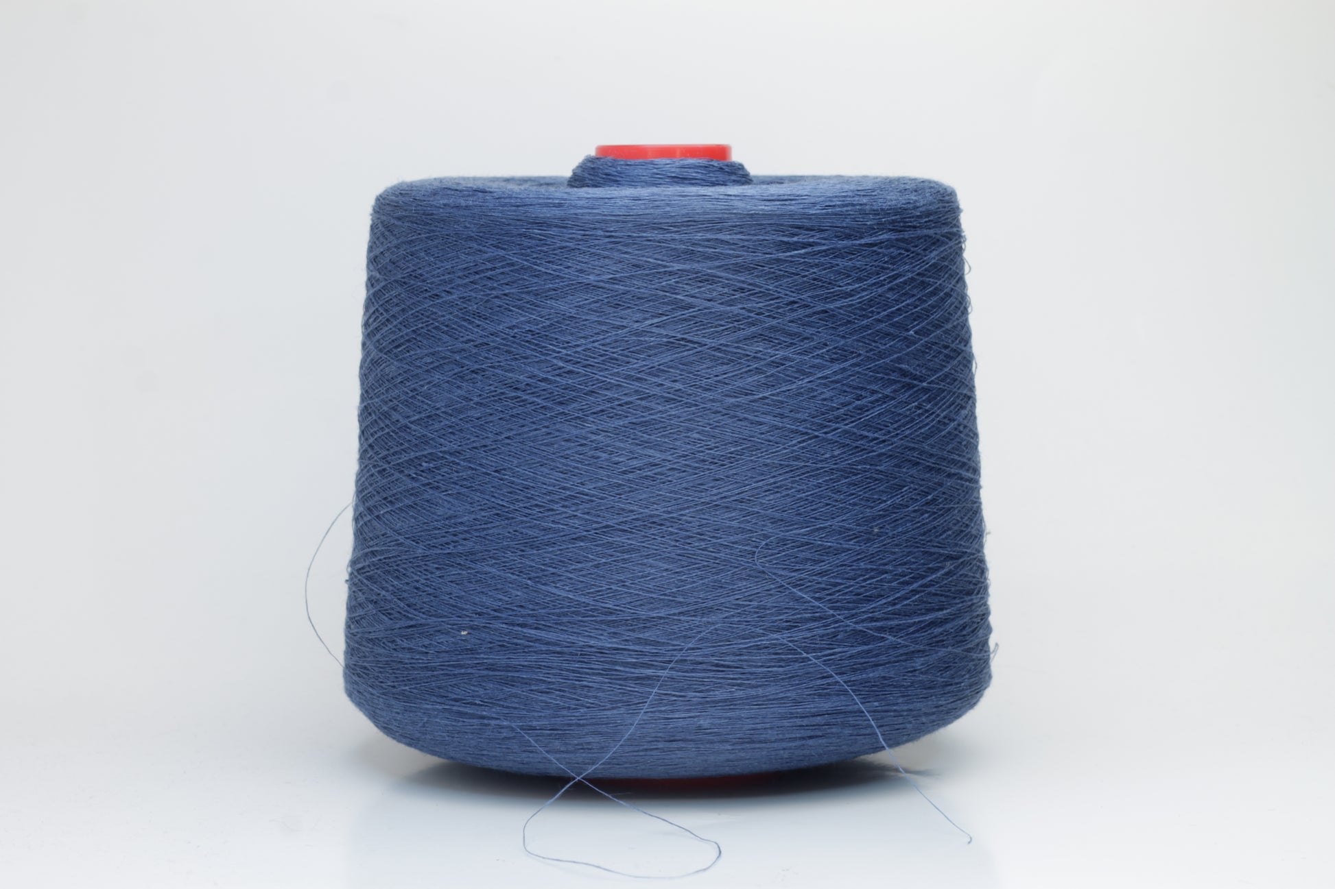 Fine, single-ply linen yarn in a rich Jeans. Reveals a crisp texture and subtle natural sheen, typical of pure linen fiber.