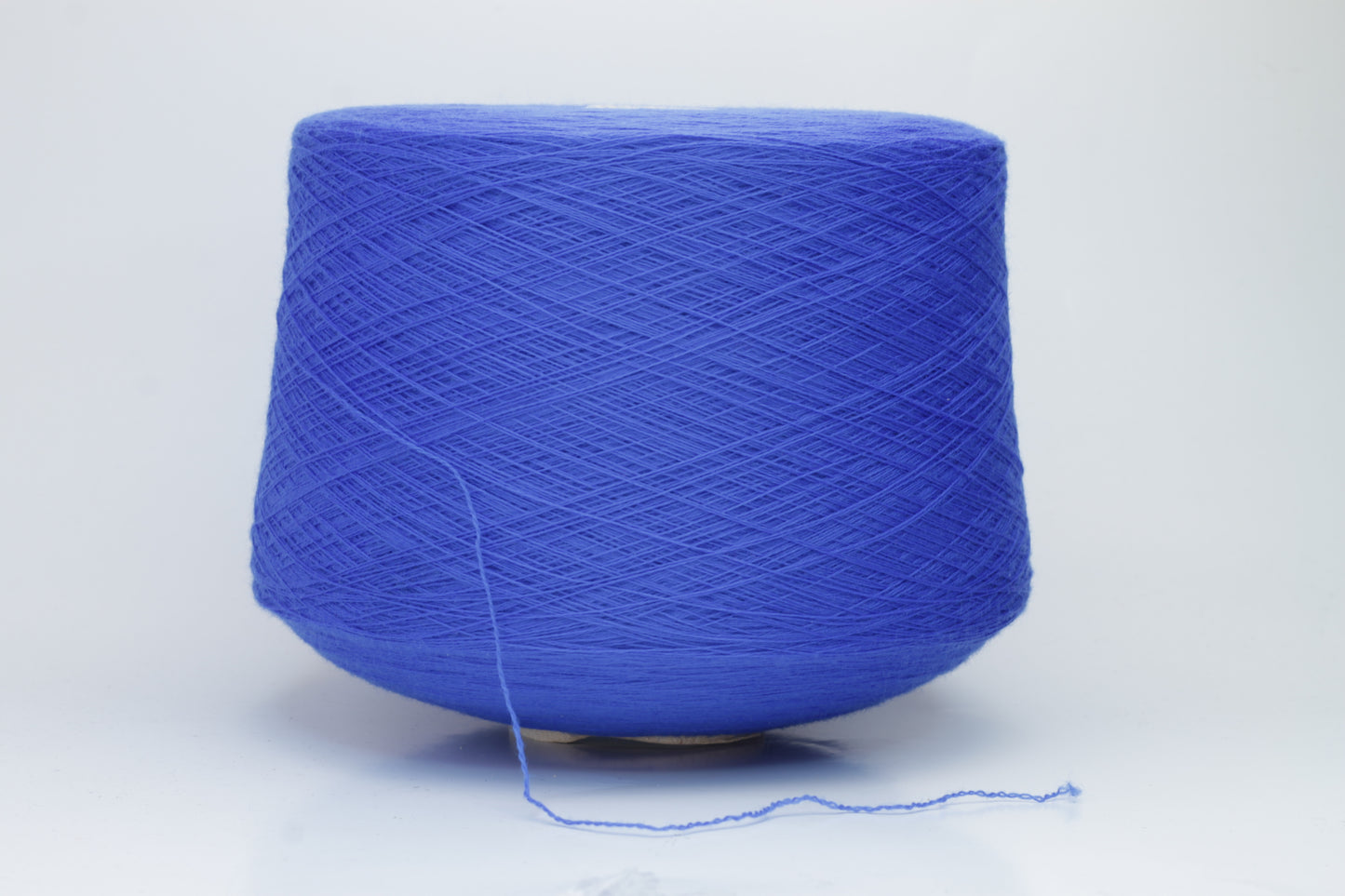 Close-up shot showcasing the intricate ply twist and fine structure of the blue Merino 100% Cashwool yarn. The fibers exhibit a subtle sheen and soft fluffiness, highlighting its exceptional quality and texture.