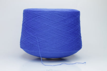 Close-up shot showcasing the intricate ply twist and fine structure of the blue Merino 100% Cashwool yarn. The fibers exhibit a subtle sheen and soft fluffiness, highlighting its exceptional quality and texture.