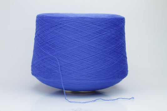 Close-up shot showcasing the intricate ply twist and fine structure of the blue Merino 100% Cashwool yarn. The fibers exhibit a subtle sheen and soft fluffiness, highlighting its exceptional quality and texture.