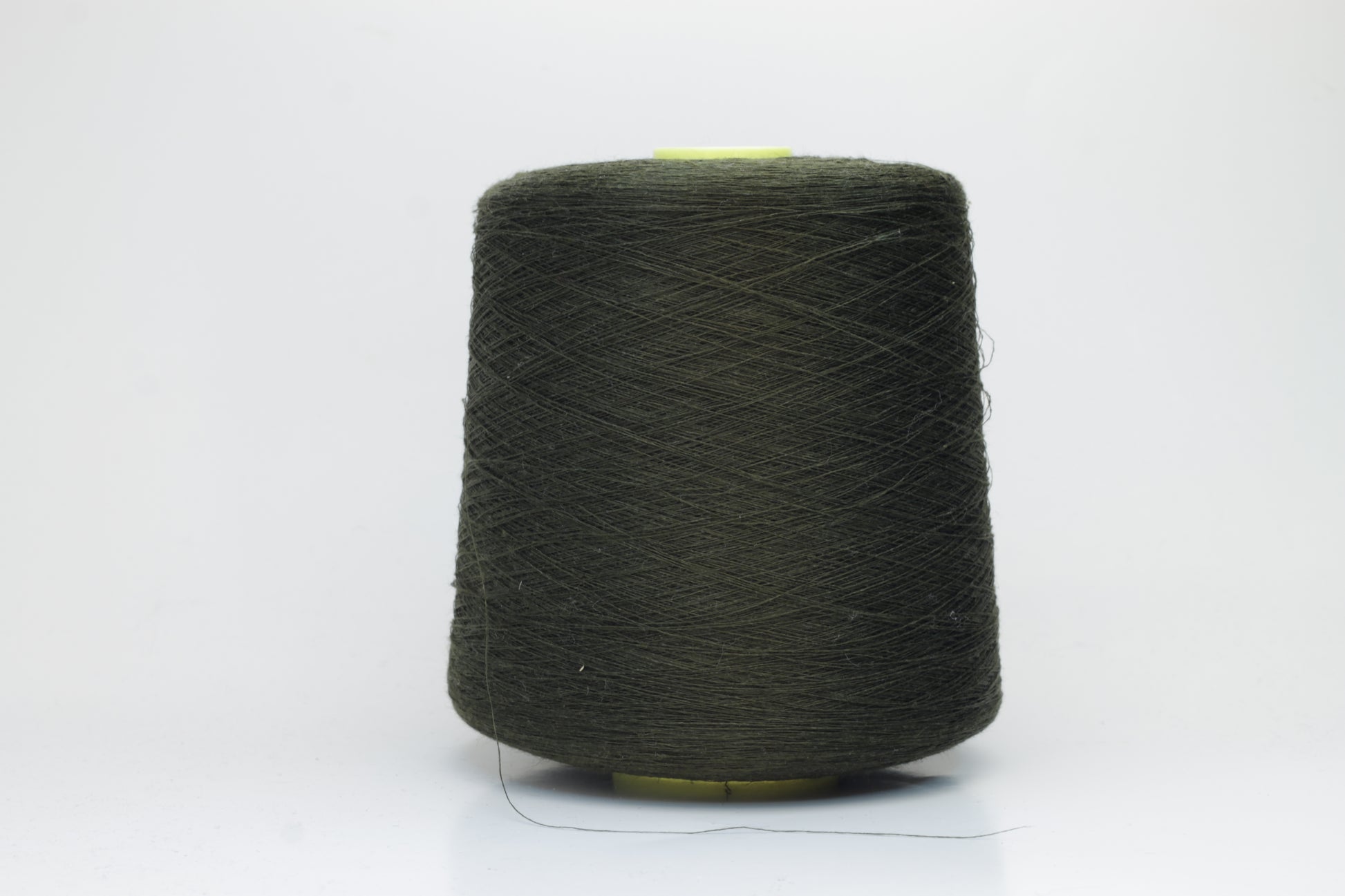 Fine, single-ply linen yarn in a rich Siepe. Reveals a crisp texture and subtle natural sheen, typical of pure linen fiber.