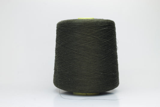 Fine, single-ply linen yarn in a rich Siepe. Reveals a crisp texture and subtle natural sheen, typical of pure linen fiber.