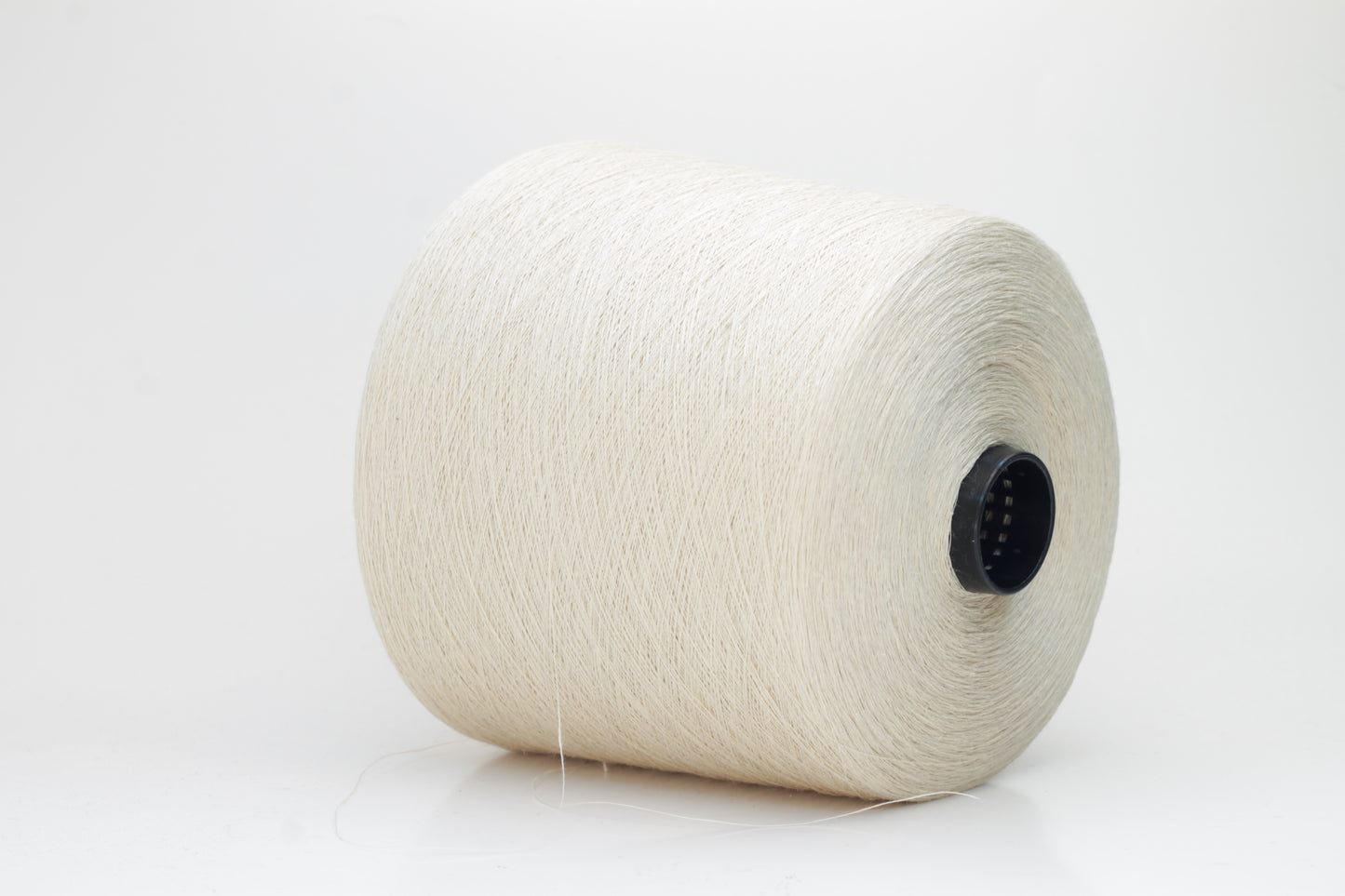 Fine, single-ply linen yarn in a rich Avorio. Reveals a crisp texture and subtle natural sheen, typical of pure linen fiber.