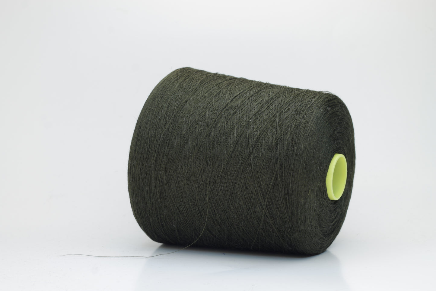Fine, single-ply linen yarn in a rich Siepe. Reveals a crisp texture and subtle natural sheen, typical of pure linen fiber.